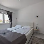 Quiet Bay Getaway Mona 5 7 And 8 * Ražanj