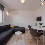 Quiet Bay Getaway Mona 5 7 And 8 * Ražanj