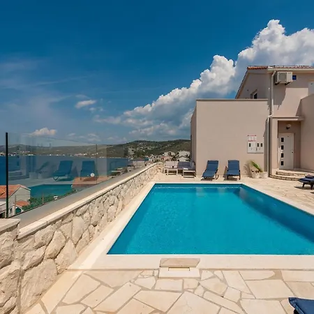 Quiet Bay Getaway Apt Mona 5 7 And 8 Ražanj