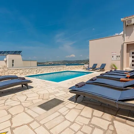 Quiet Bay Getaway Mona 5 7 And 8 منزل للإقامة Ražanj