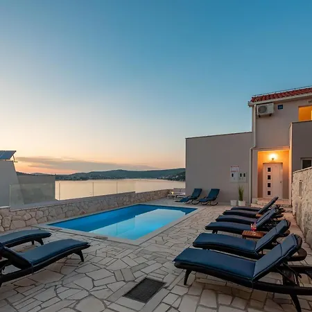 Quiet Bay Getaway Mona 5 7 And 8 منزل للإقامة Ražanj