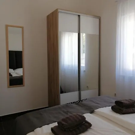 Mona Homestay *