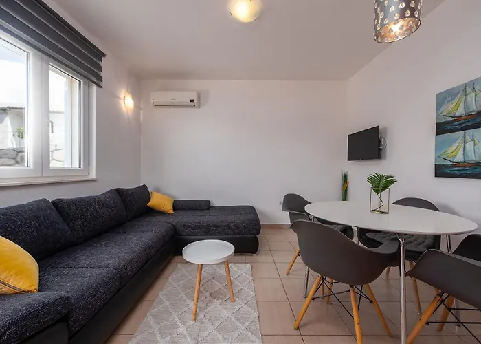 Quiet Bay Getaway Apt Mona 5 7 And 8 * Ražanj