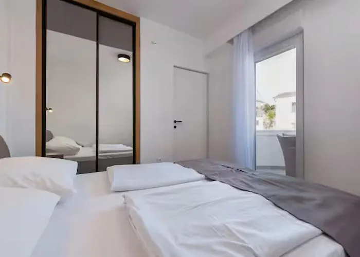 Quiet Bay Getaway Apt Mona 5 7 And 8 Homestay Razanj